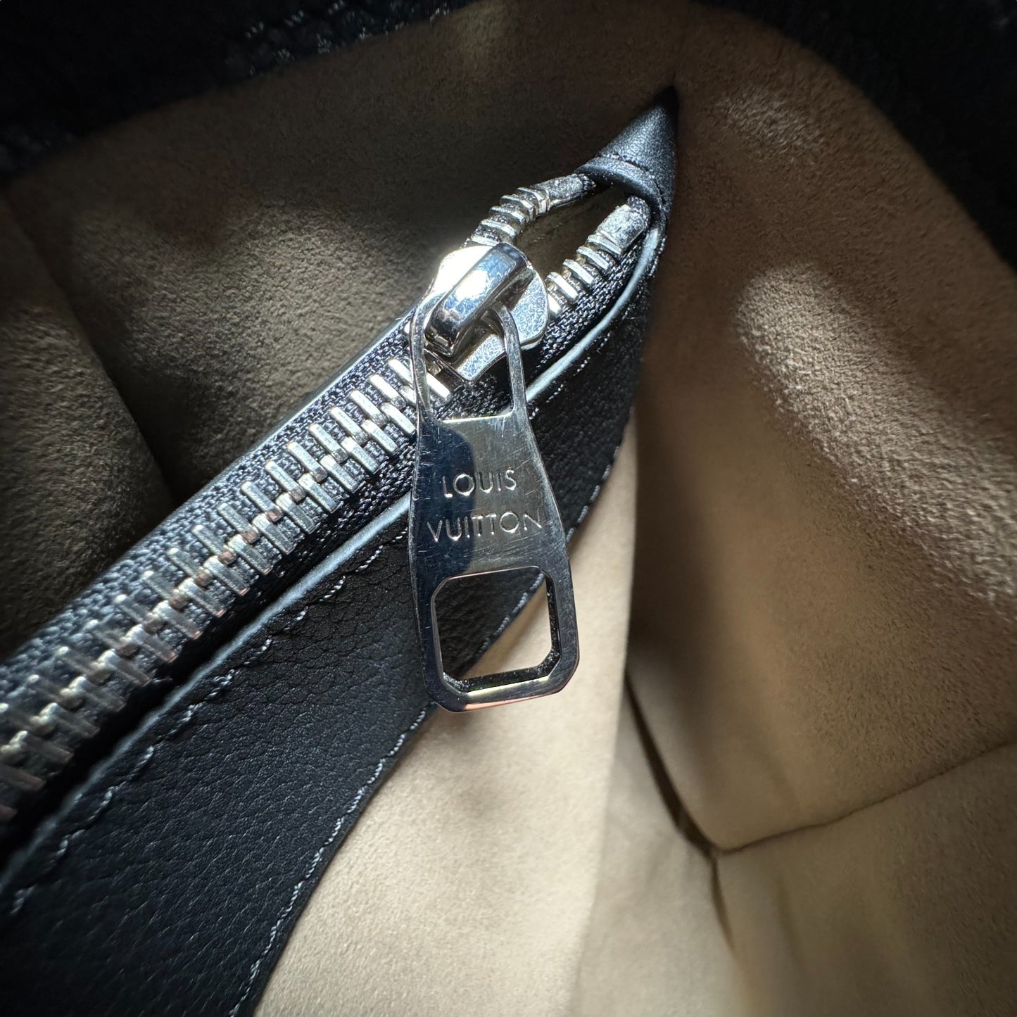 louis vuitton mahina bag